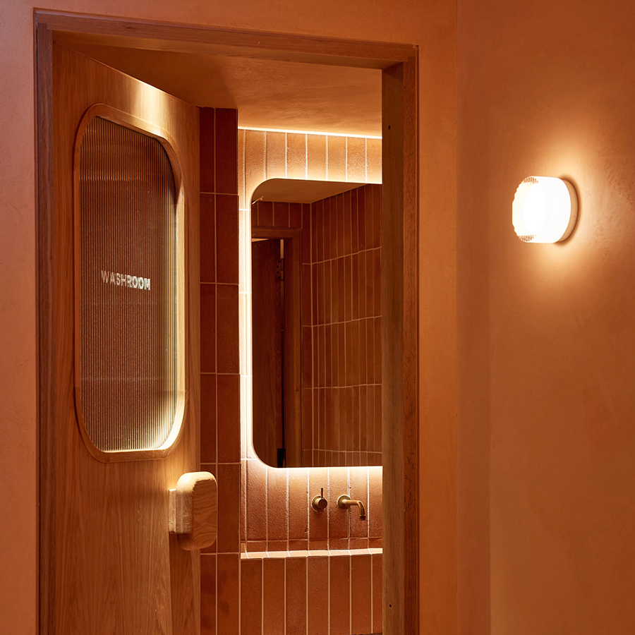 RIPPLE SCONCE VÆGLYSE KLAR MED SORT BASE