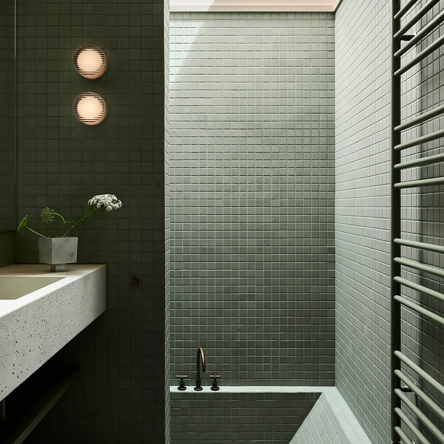 RIPPLE SCONCE VÆGLYSE KLAR MED SORT BASE