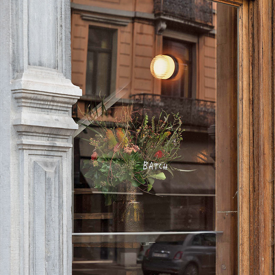 RIPPLE SCONCE VÆGLYSE KLAR MED SORT BASE