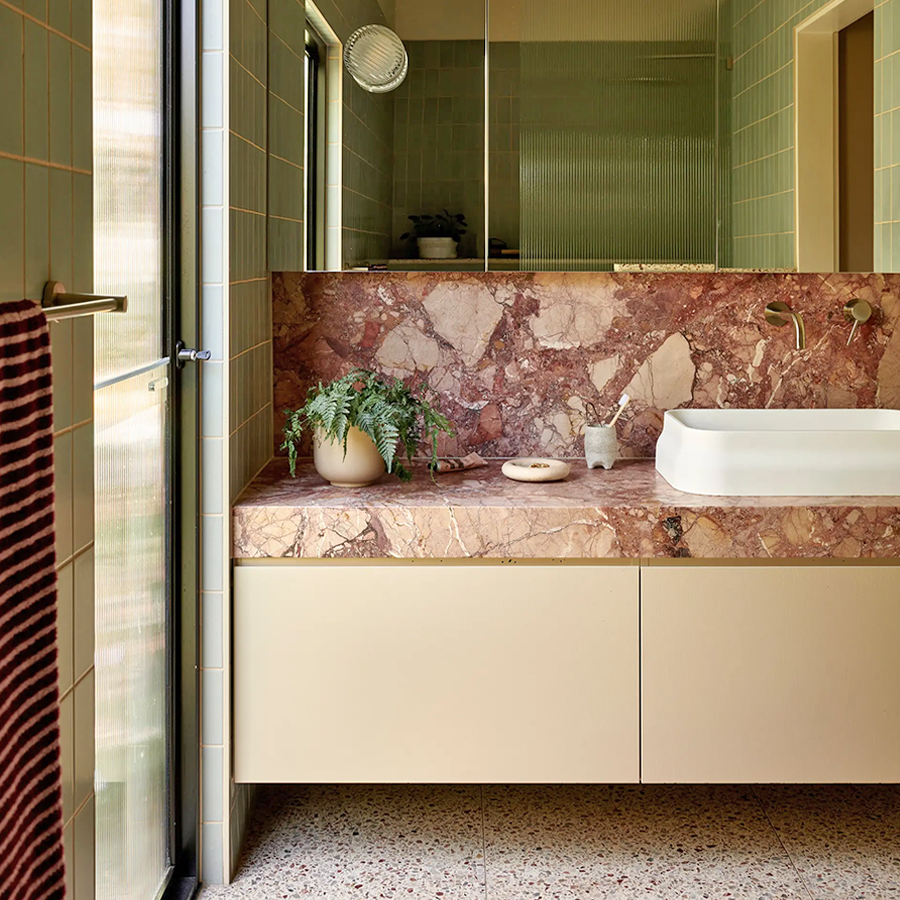 RIPPLE SCONCE VÆGLYSE KLAR MED SORT BASE