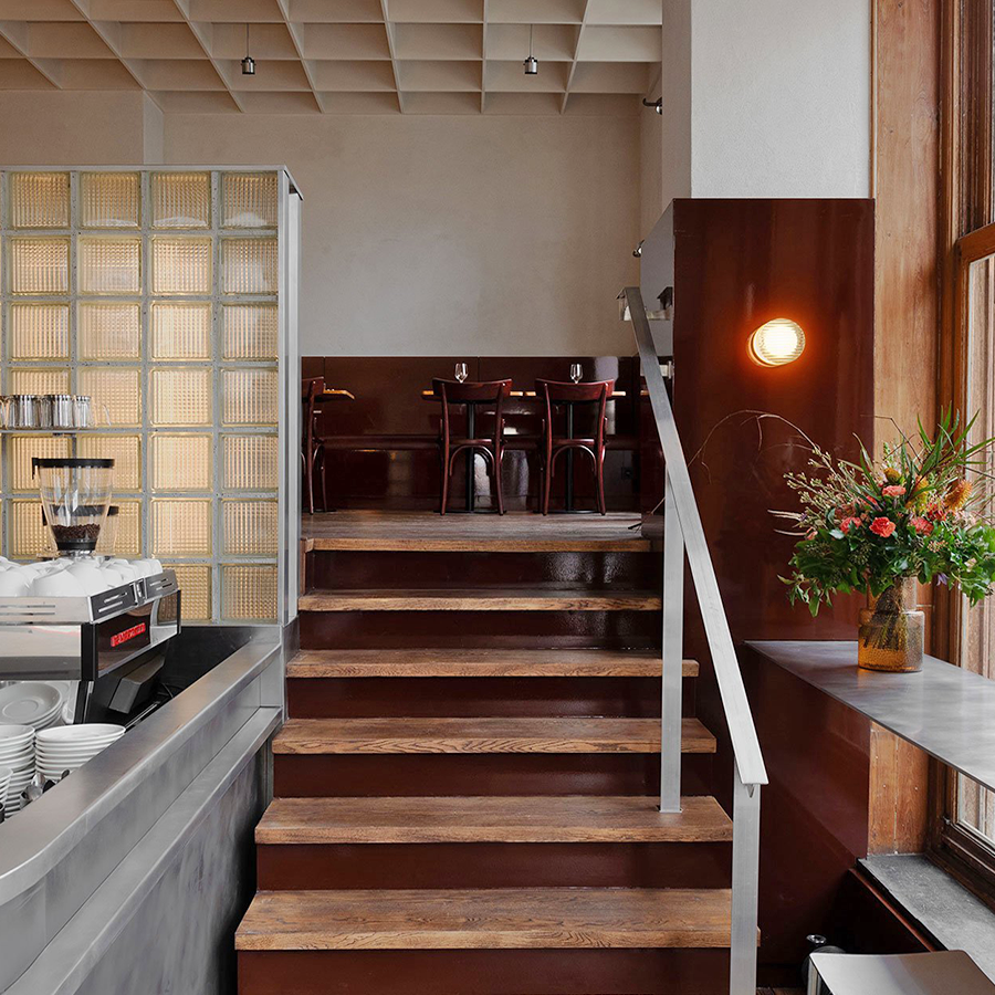 RIPPLE SCONCE VÆGLYSE KLAR MED SORT BASE