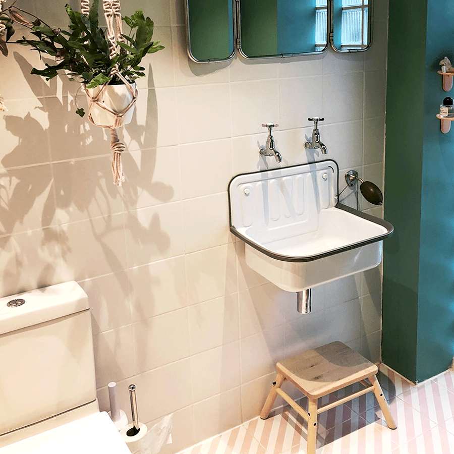 DYKE & DEAN ENAMEL BUCKET SINK BLUE RIM